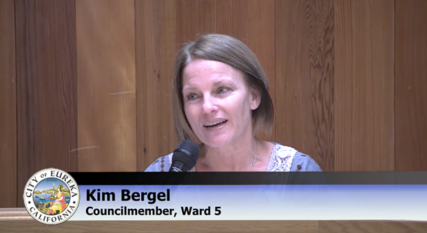 Councilmember Kim Bergel questioning city staff.