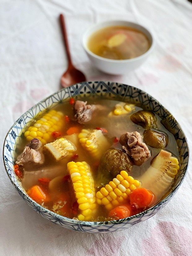 A soup with pork bones, figs and corn to heal you inside and out.